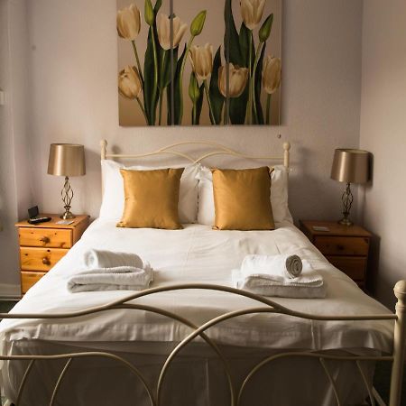 Bed and Breakfast Phelips Arms Montacute Экстерьер фото